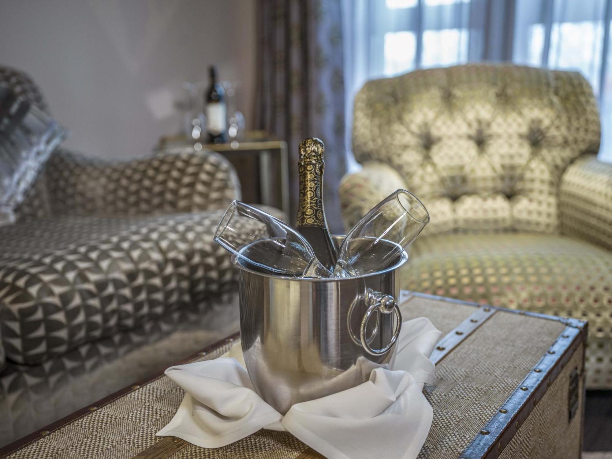 Boulevard Hotel Μπλάκπουλ Εξωτερικό φωτογραφία Champagne bucket
