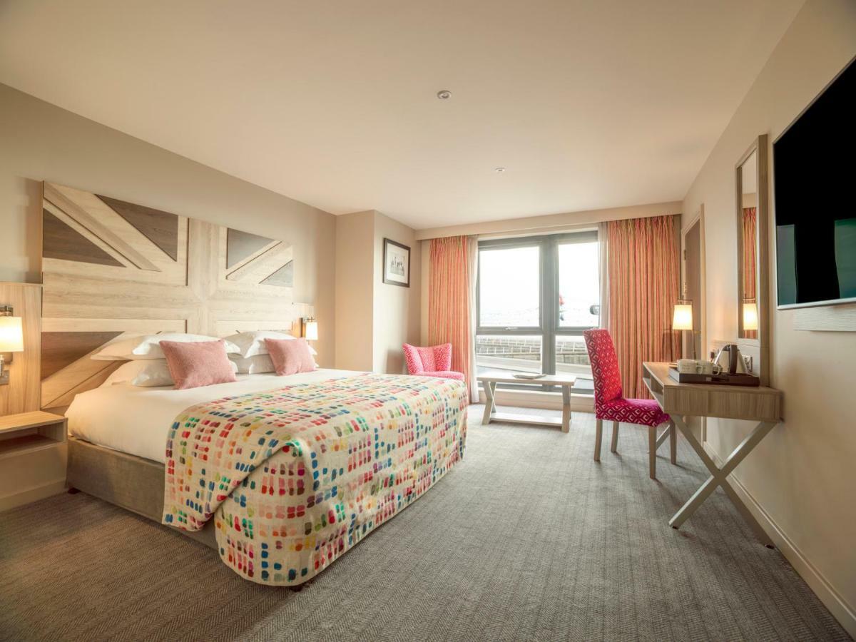 Boulevard Hotel Μπλάκπουλ Εξωτερικό φωτογραφία A bedroom at the Hilton London Heathrow