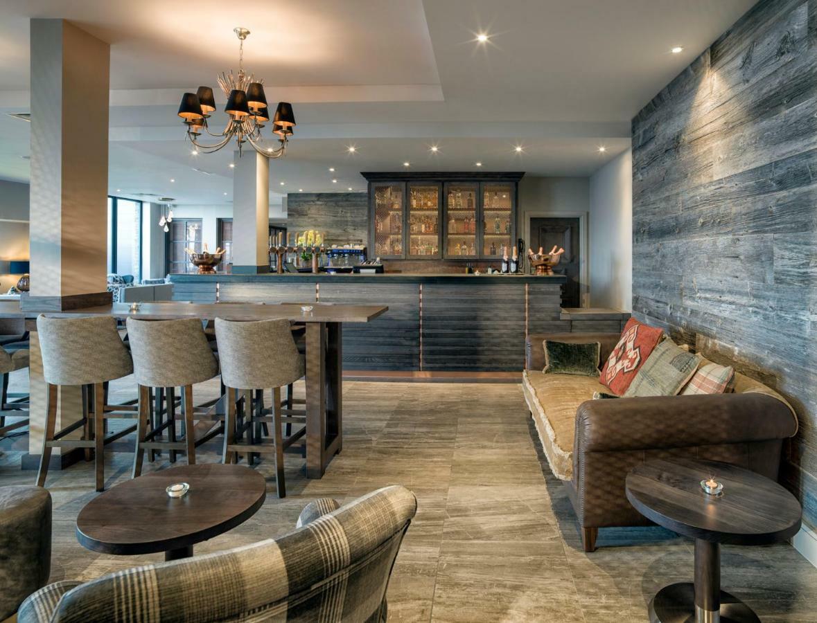 Boulevard Hotel Μπλάκπουλ Εξωτερικό φωτογραφία The bar at the Hotel de la Ville
